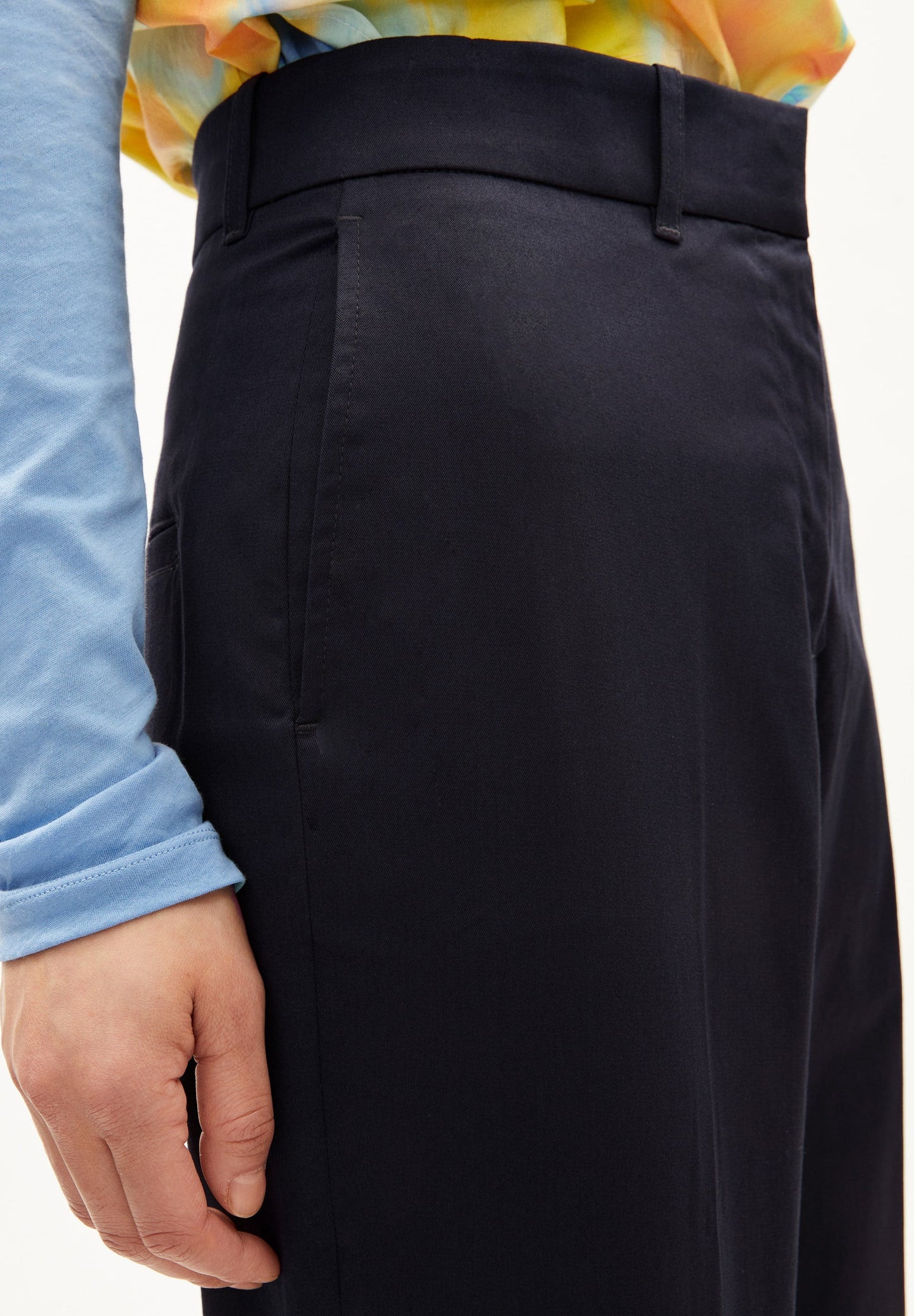Pantalon à pinces en coton bio | Bleu marine "warmaar night sky"