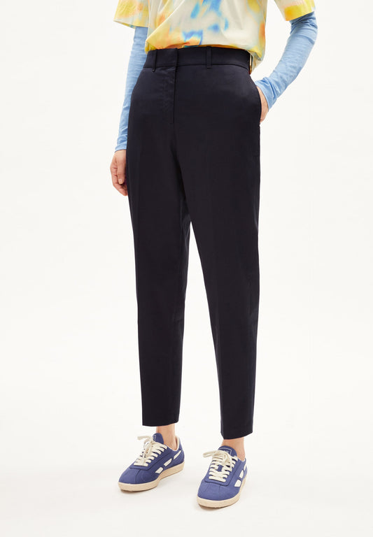 Pantalon à pinces en coton bio | Bleu marine "warmaar night sky"