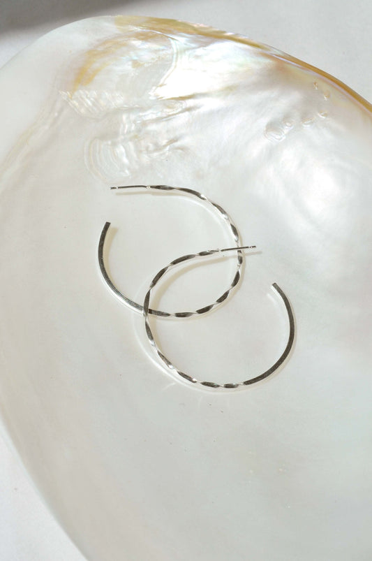Créoles texturées en argent recyclé - Wave Hoop