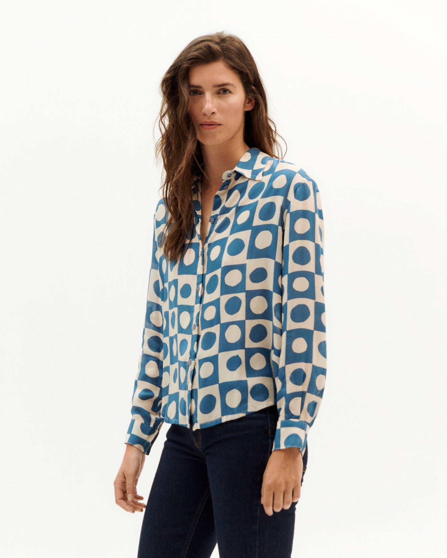 Chemisier à motifs en ecovero | blanc et bleu "blue big spots kati blouse"