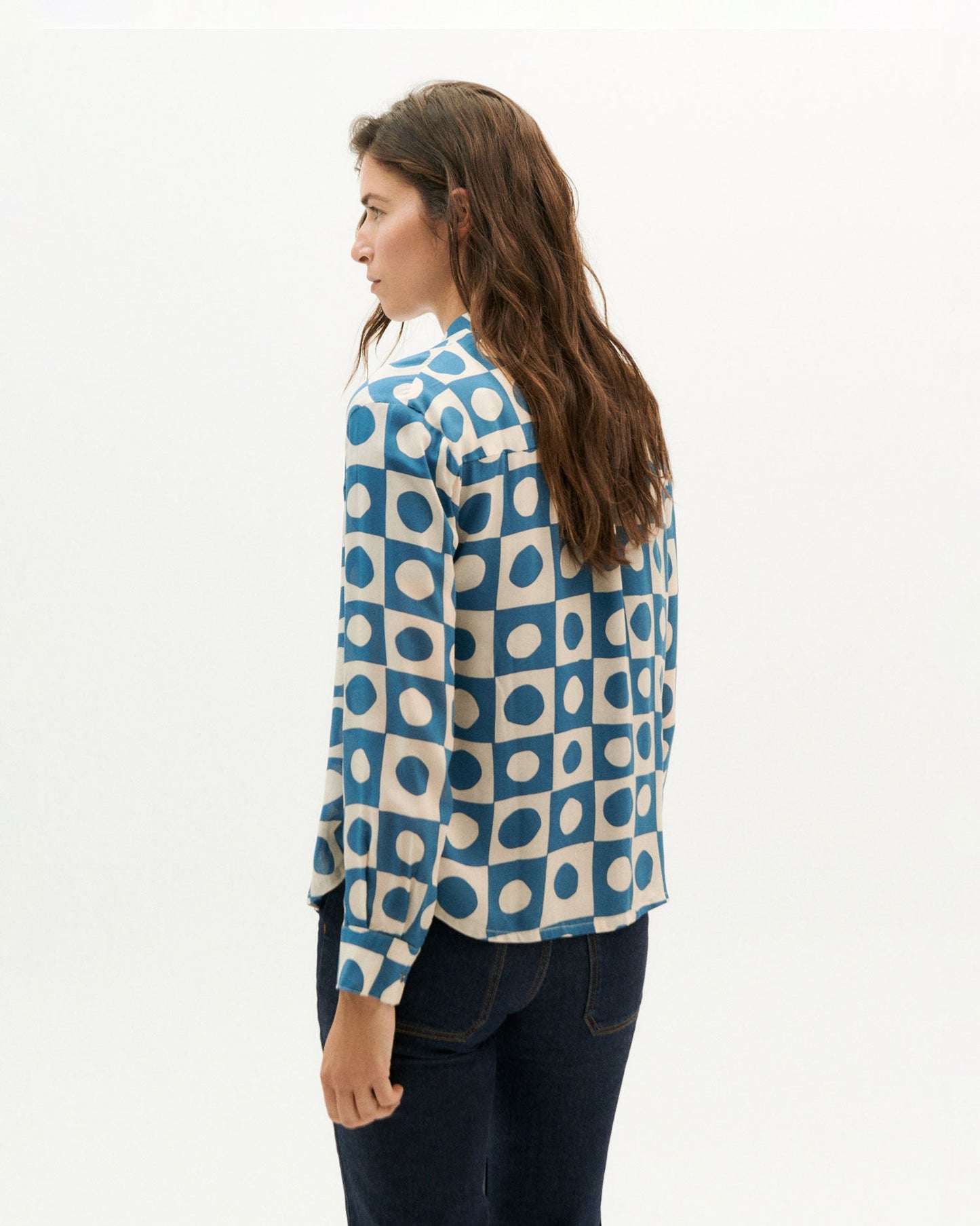 Chemisier à motifs en ecovero | blanc et bleu "blue big spots kati blouse"