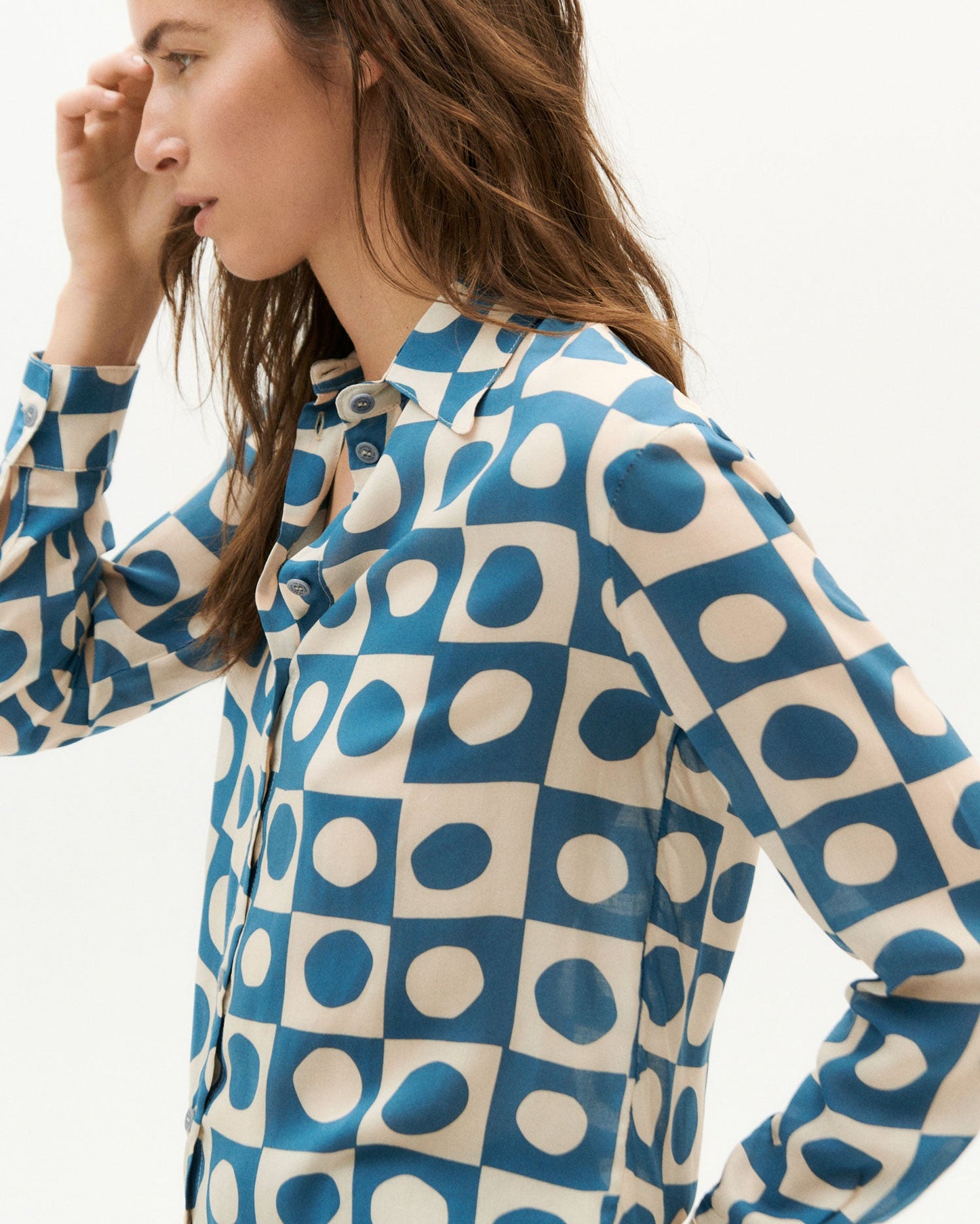 Chemisier à motifs en ecovero | blanc et bleu "blue big spots kati blouse"