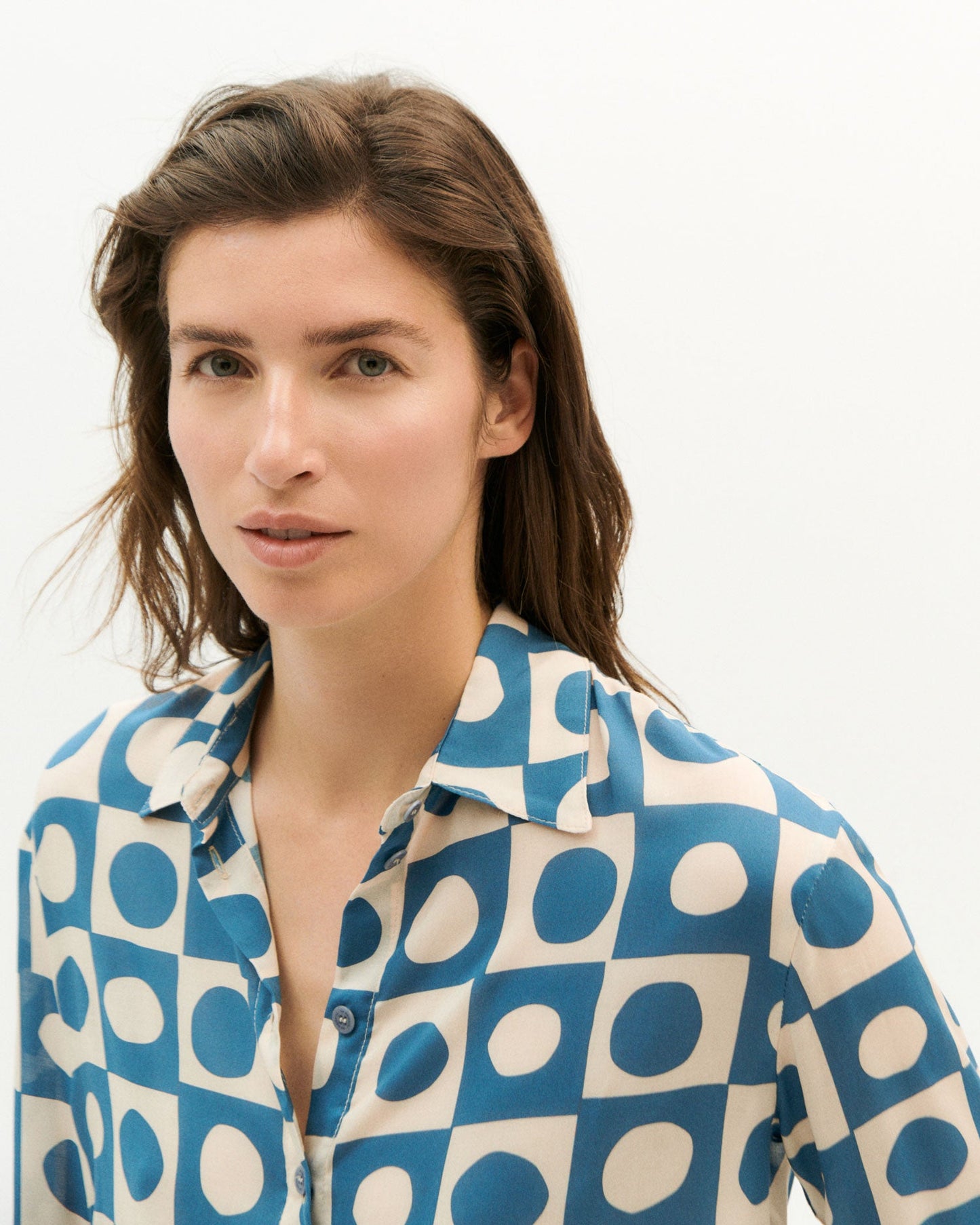 Chemisier à motifs en ecovero | blanc et bleu "blue big spots kati blouse"