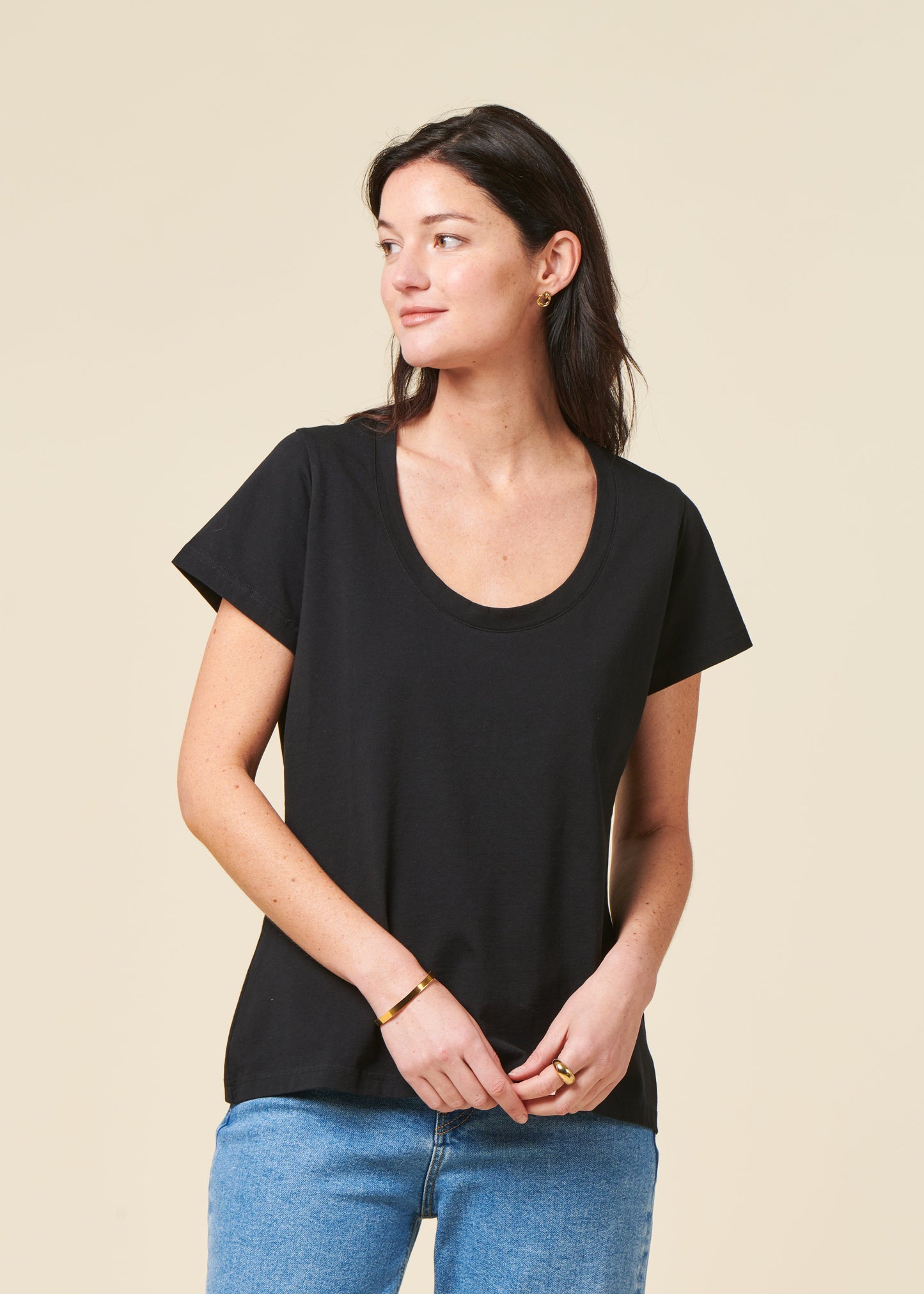 le t-shirt décolleté noir