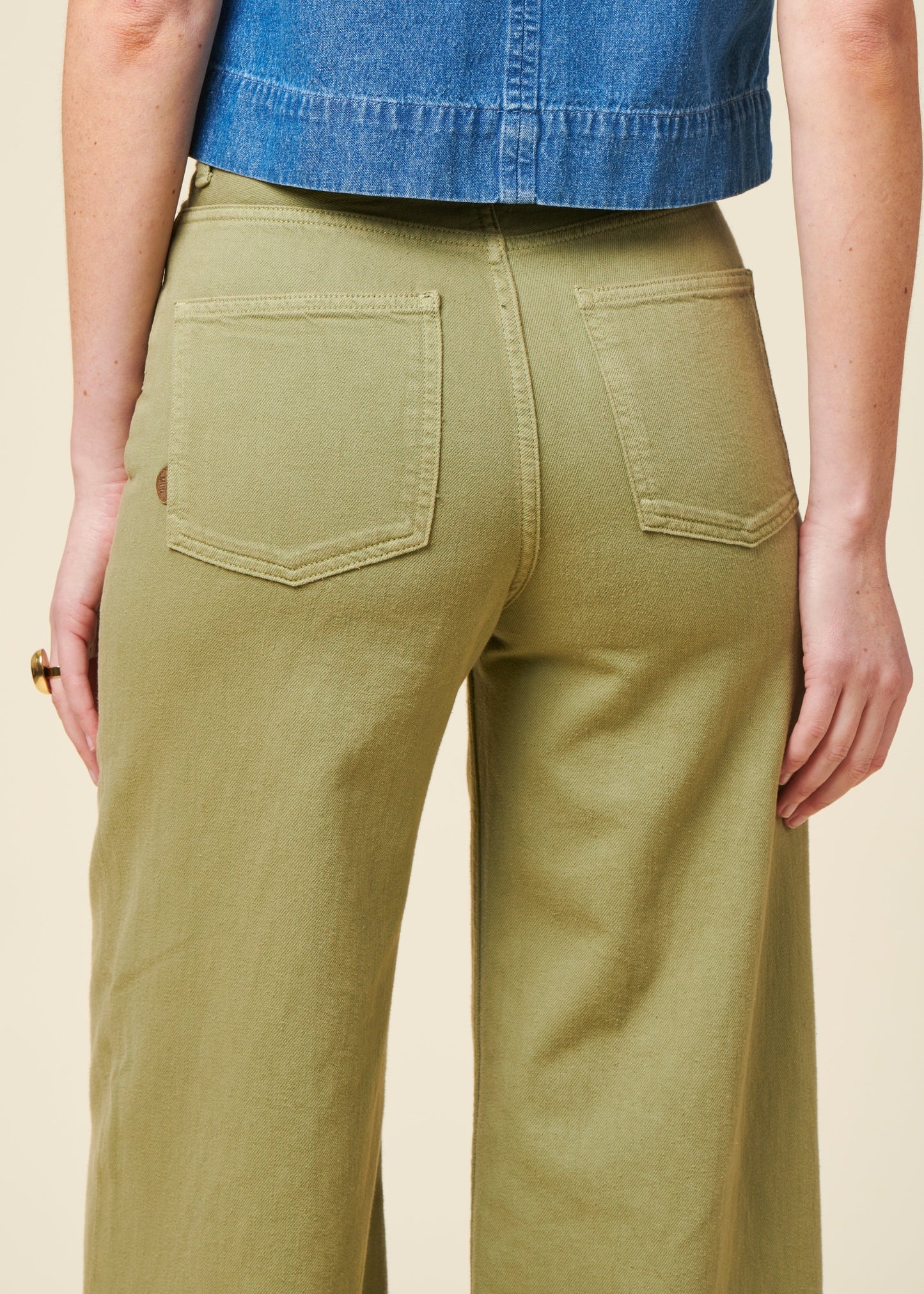 Jean ample fluide en coton bio et tencel | vert "Sara high loose flow - olive"
