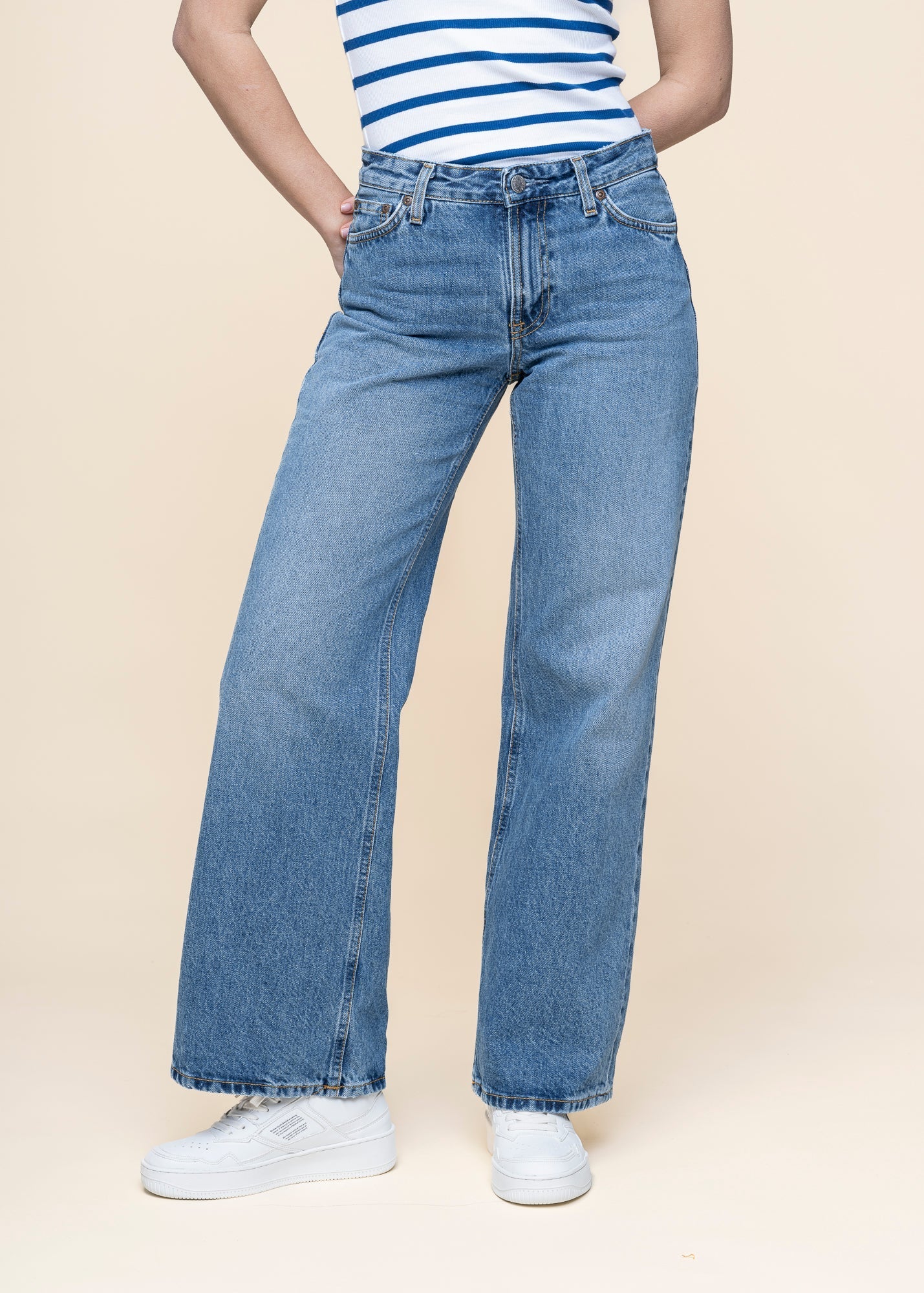 Jean taille basse évasé en coton bio | bleu 'wide heidi worn treasure'
