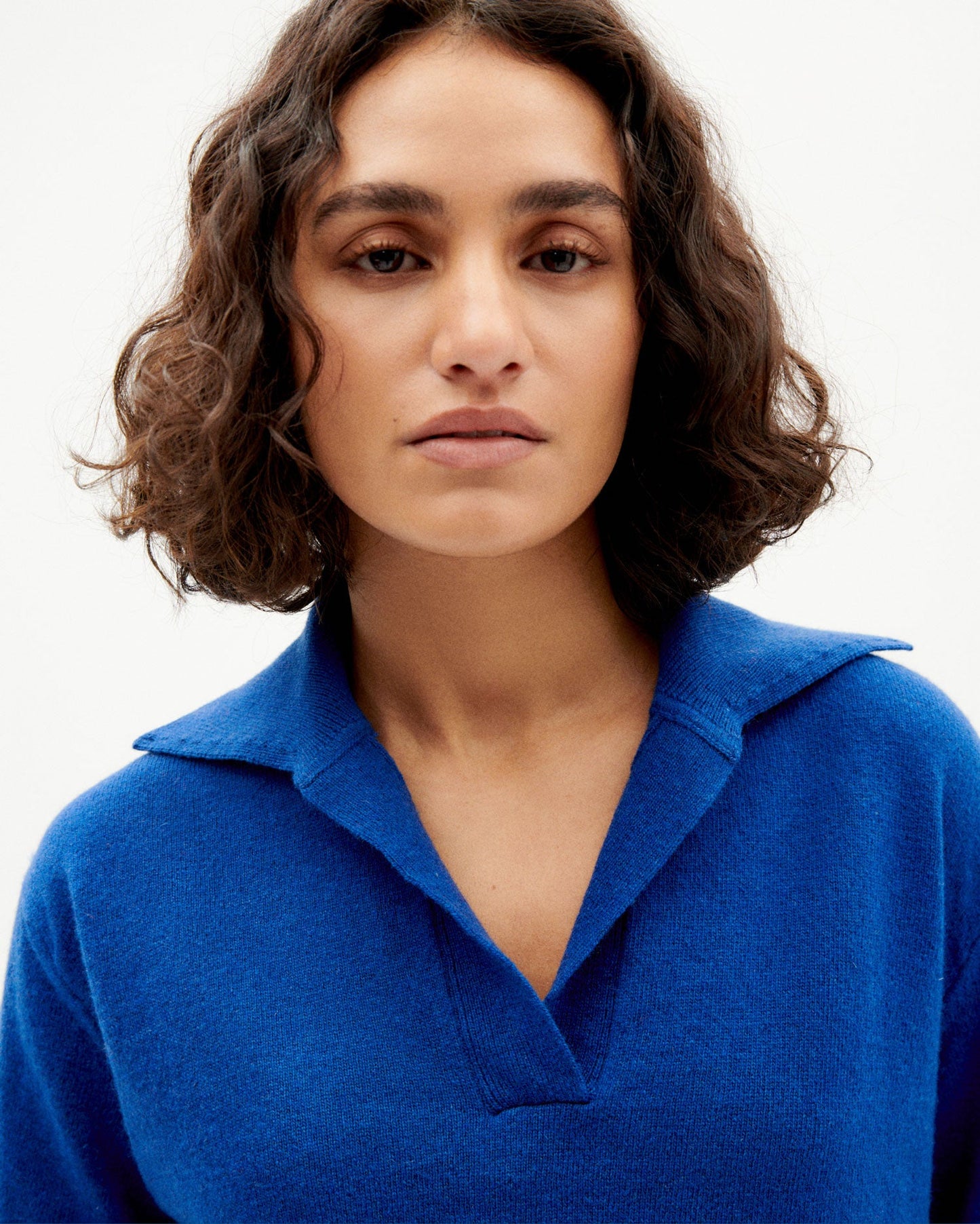 Pull bleu klein col v en laine recyclée - blue trash sheena knitted sweater