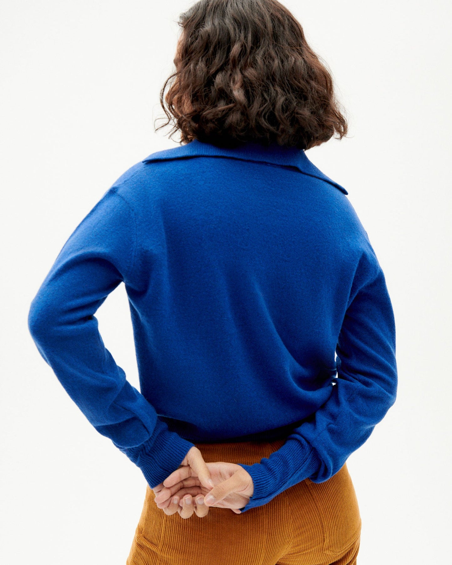 Pull bleu klein col v en laine recyclée - blue trash sheena knitted sweater