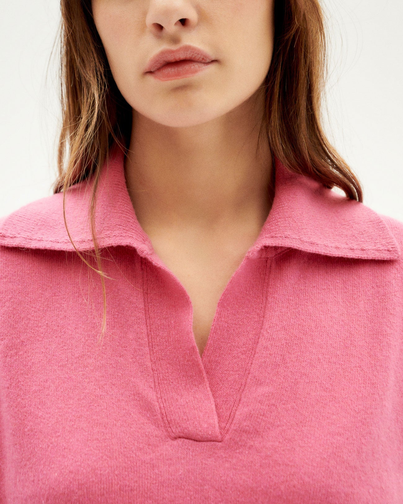 Pull col v en laine recyclée | rose "fuscia trash sheena knitted sweater"
