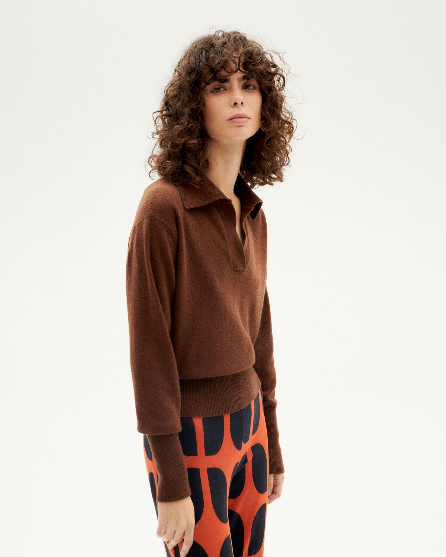 Pull col v en laine recyclée | marron "brown trash sheena knitted sweater"