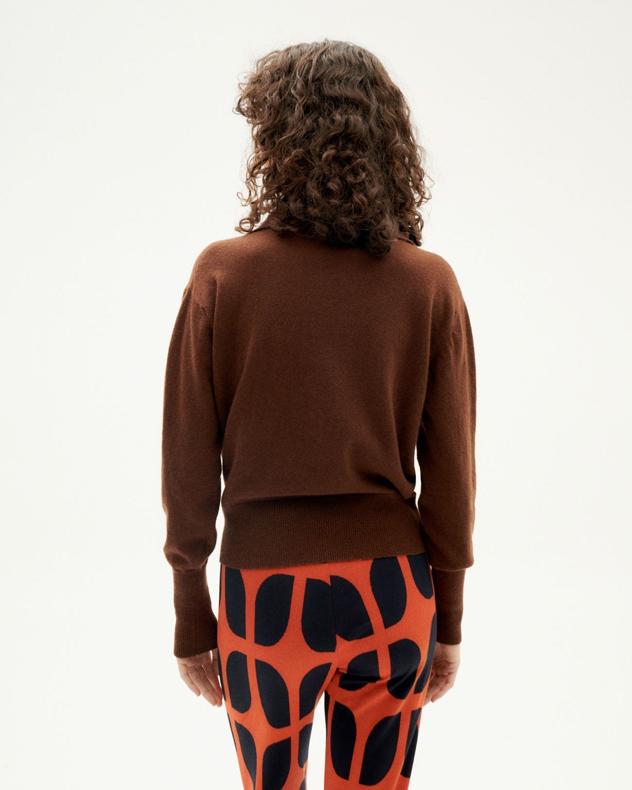 Pull col v en laine recyclée | marron "brown trash sheena knitted sweater"