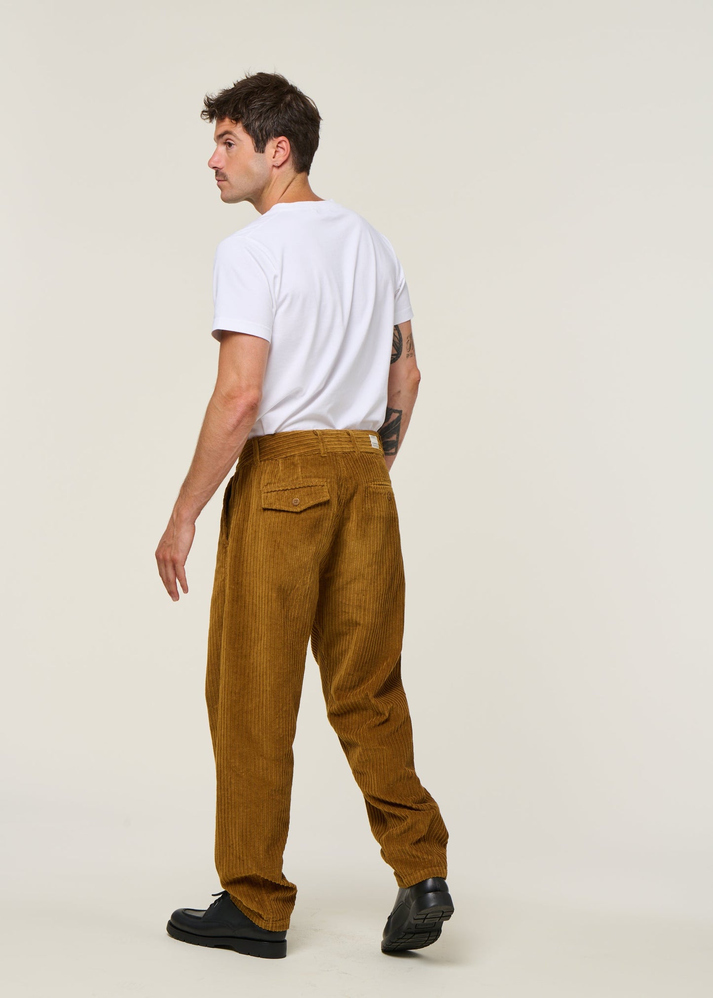 Pantalon large velours en coton bio | camel "light oak corduroy wotan pants - brown"