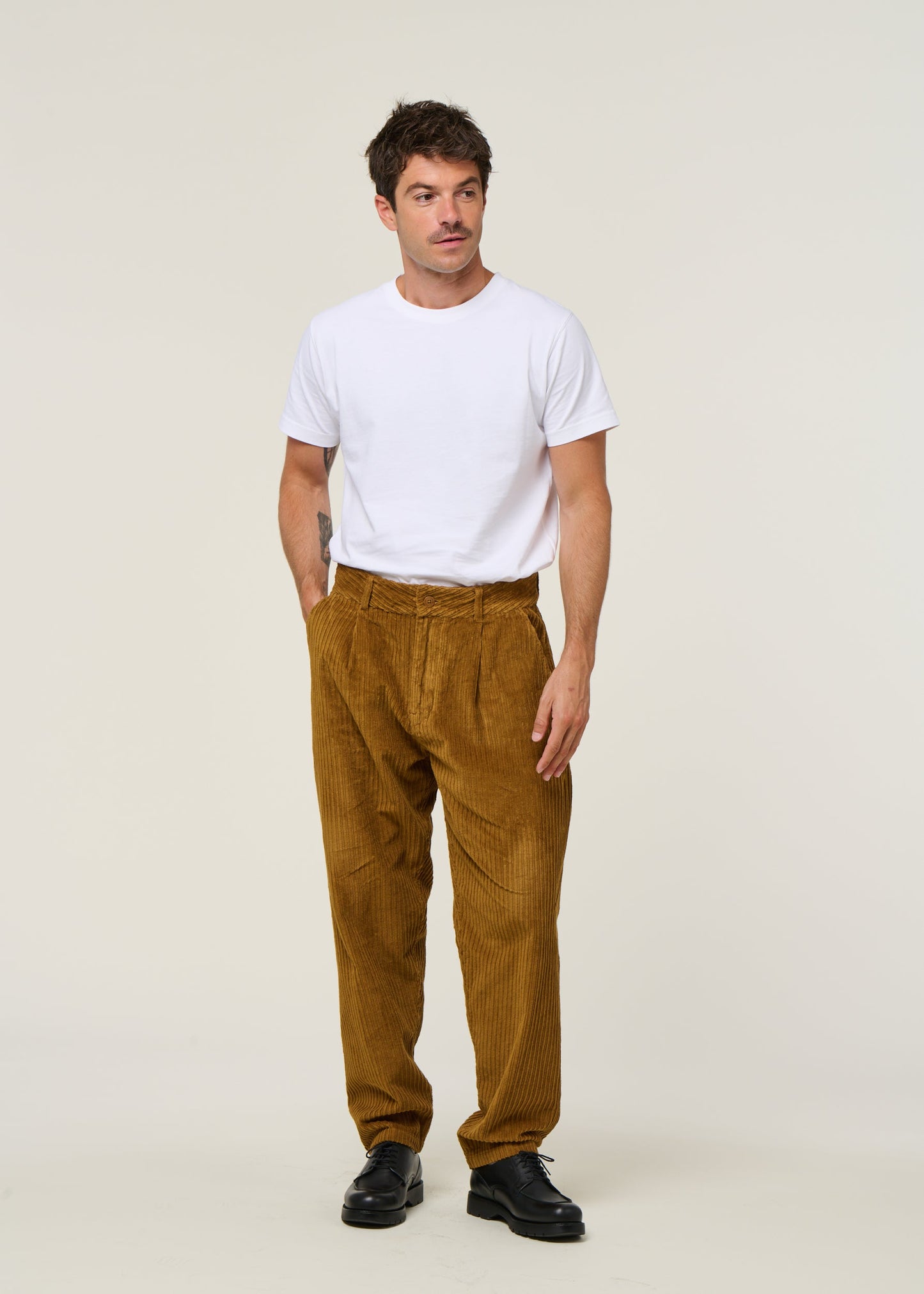 Pantalon large velours en coton bio | camel "light oak corduroy wotan pants - brown"