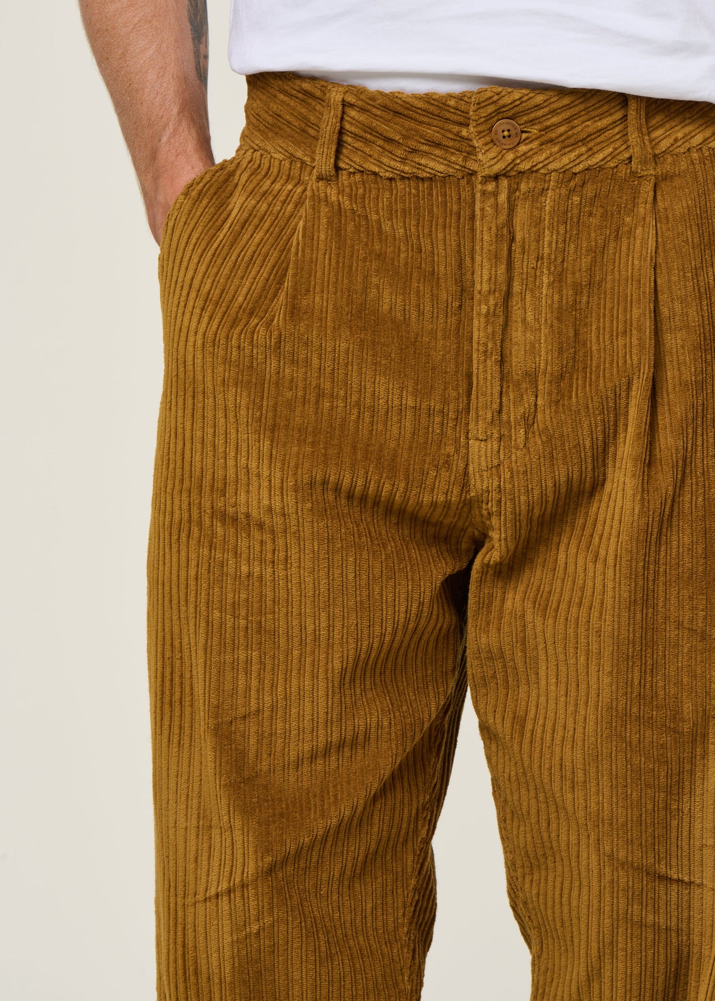 Pantalon large velours en coton bio | camel "light oak corduroy wotan pants - brown"