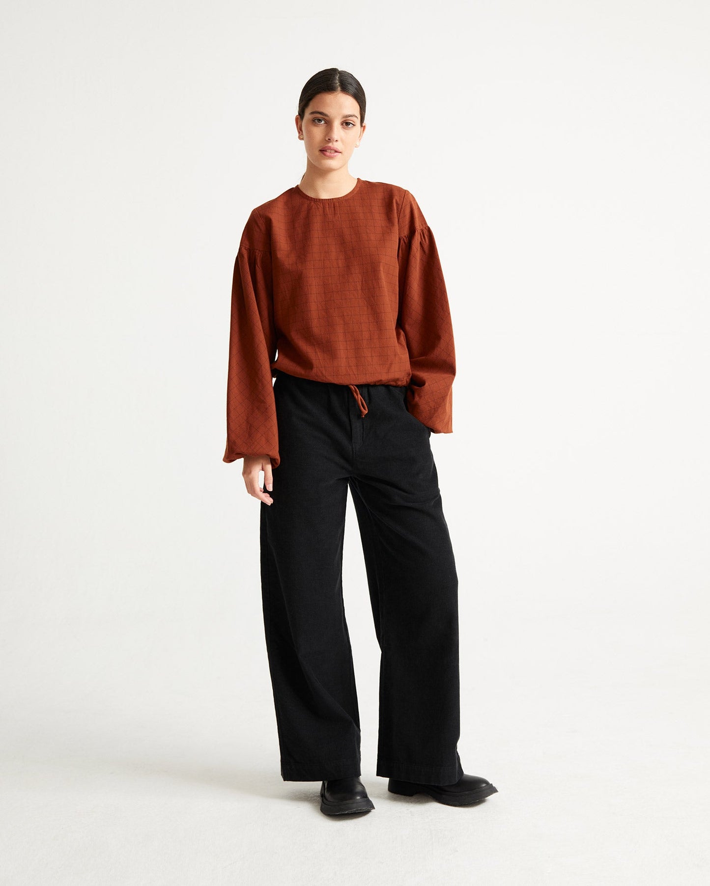Pantalon large en velours côtelé noir en coton bio - Maia black