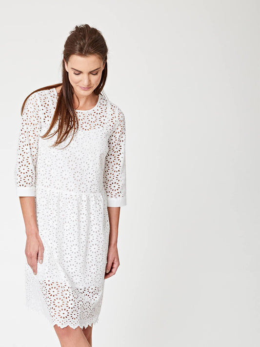 Robe blanche à fleurs ajourées en coton bio