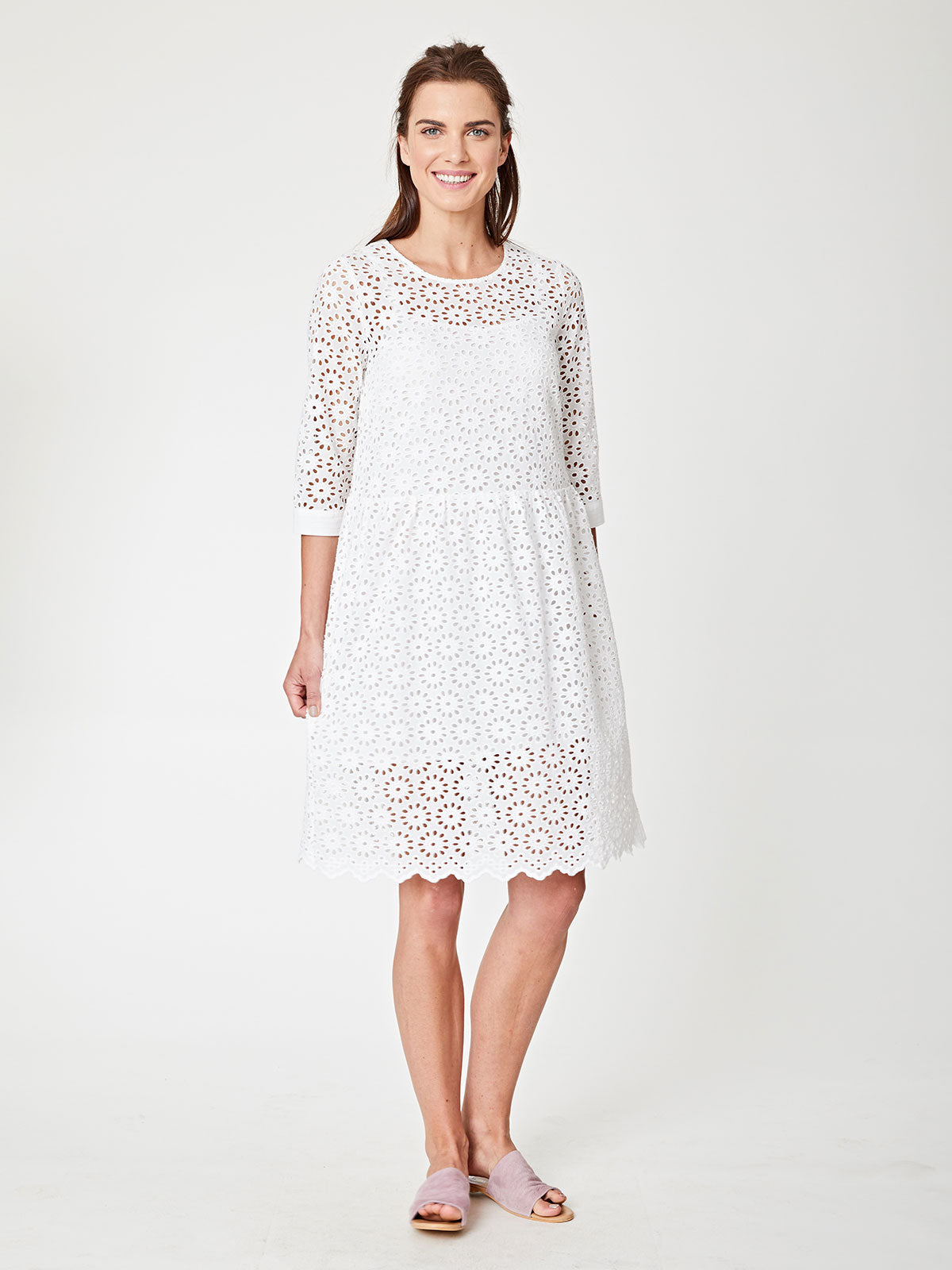 Robe blanche à fleurs ajourées en coton bio