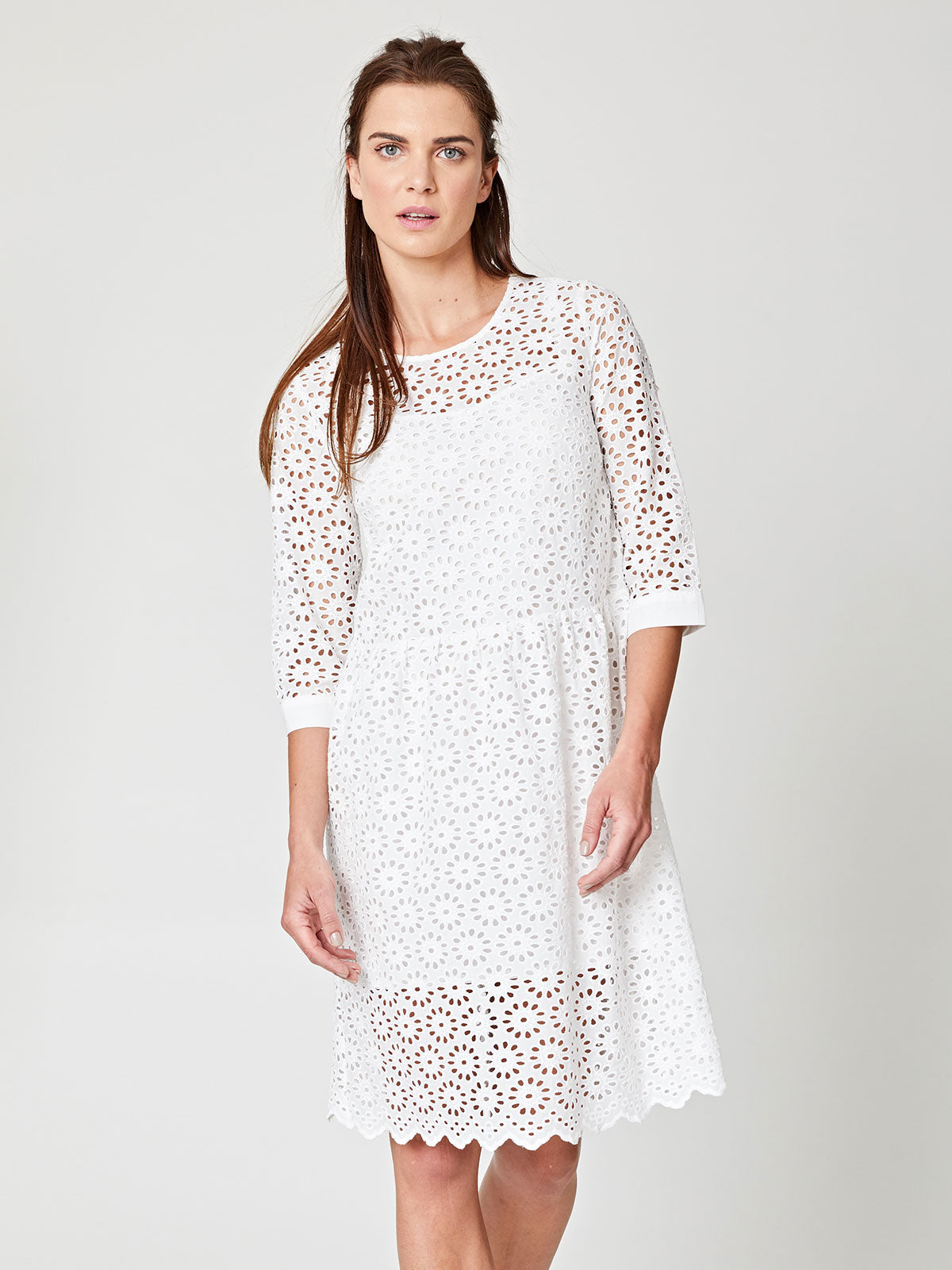 Robe blanche à fleurs ajourées en coton bio