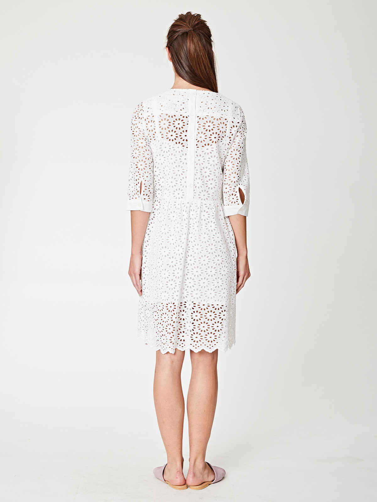 Robe blanche à fleurs ajourées en coton bio