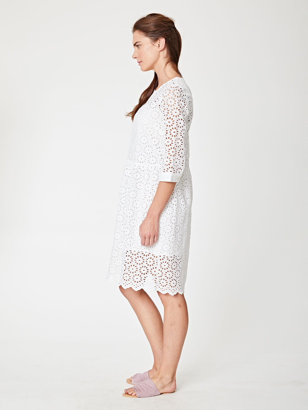 Robe blanche à fleurs ajourées en coton bio