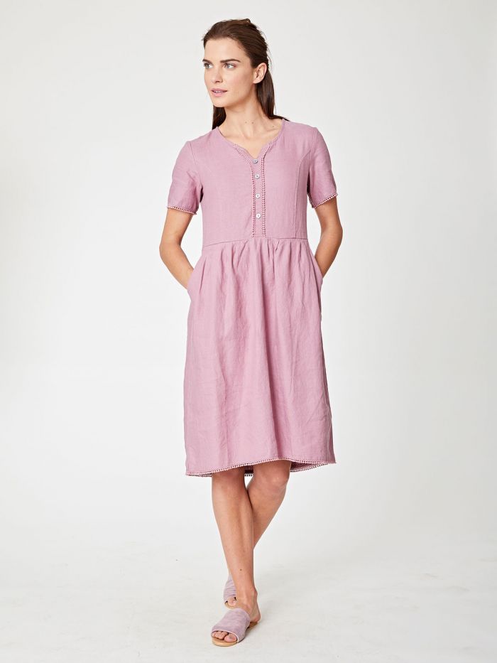 Robe en chanvre rose à col boutonné