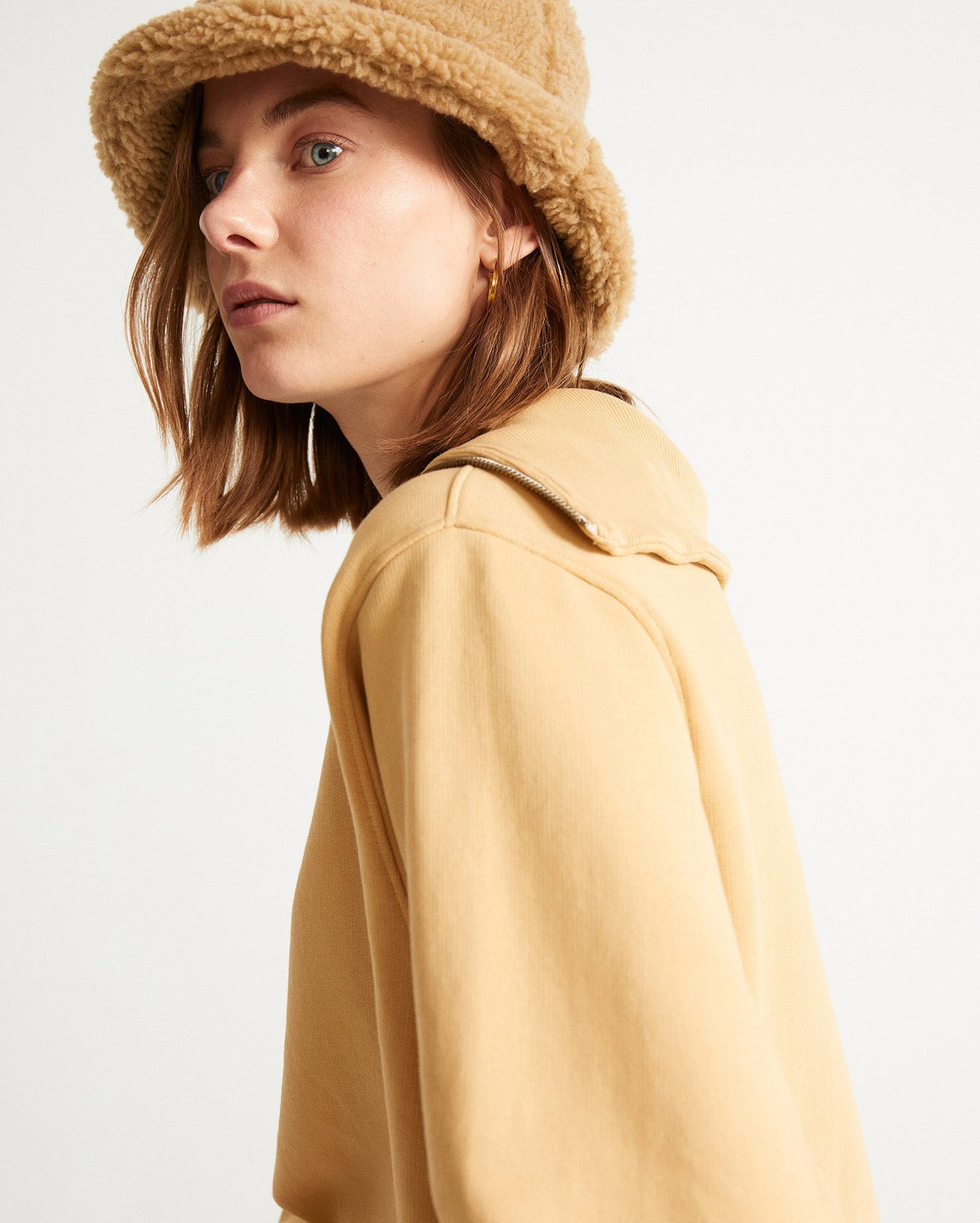 Sweat camionneur col zippé beige en coton bio - rebeca curry