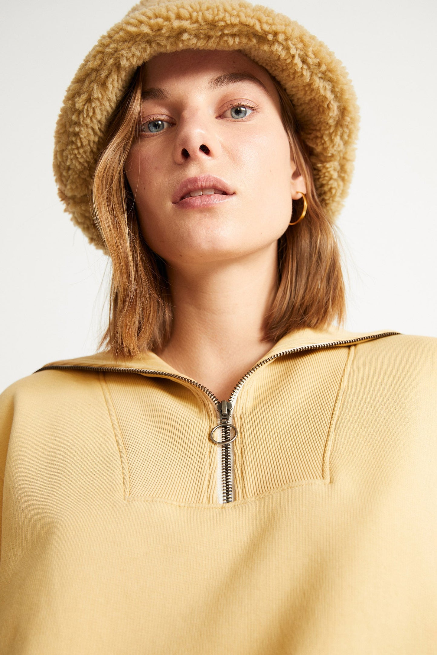 Sweat camionneur col zippé beige en coton bio - rebeca curry