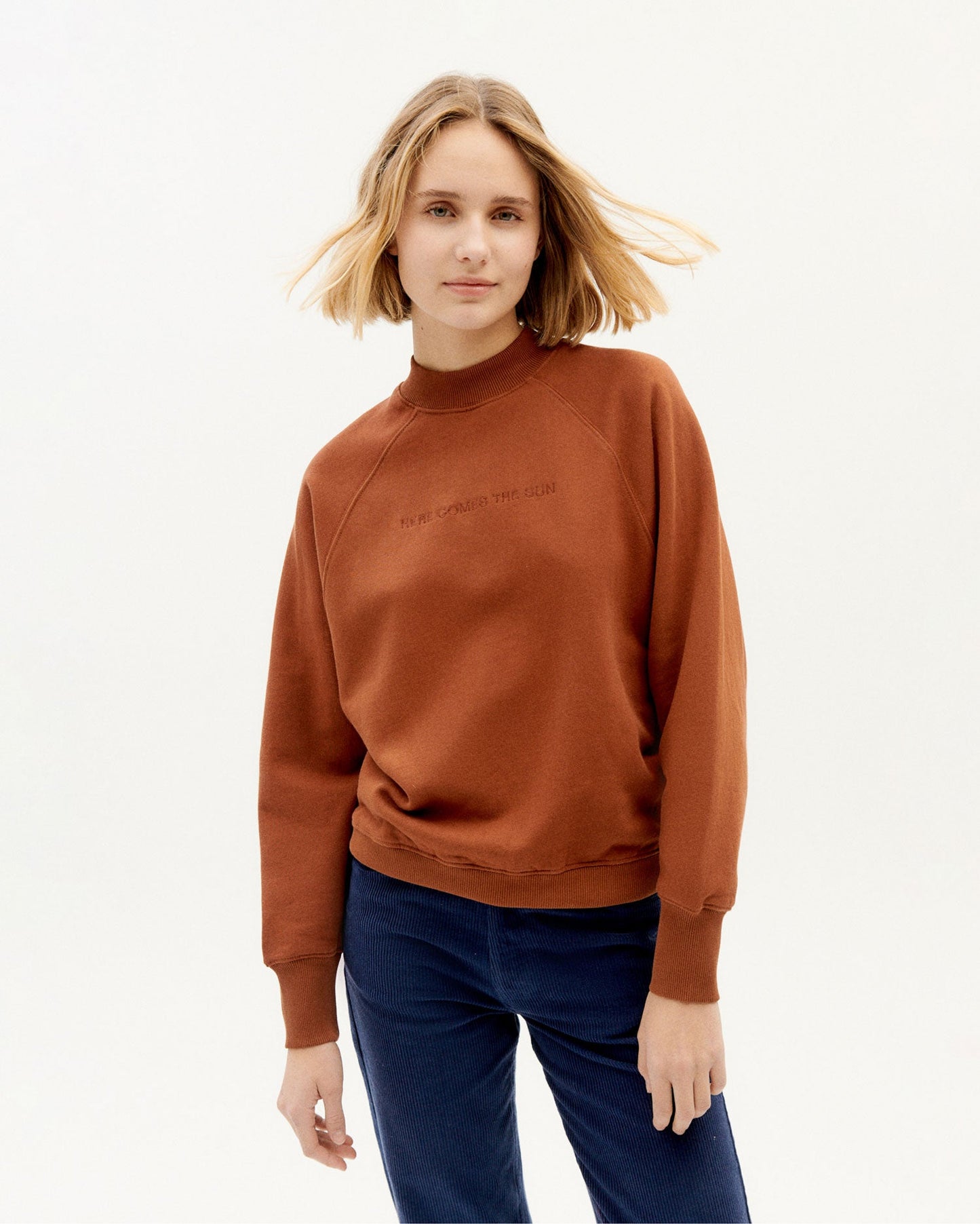 Sweat brodé en coton bio | Terracotta "here comes the sun new clay red sweat"
