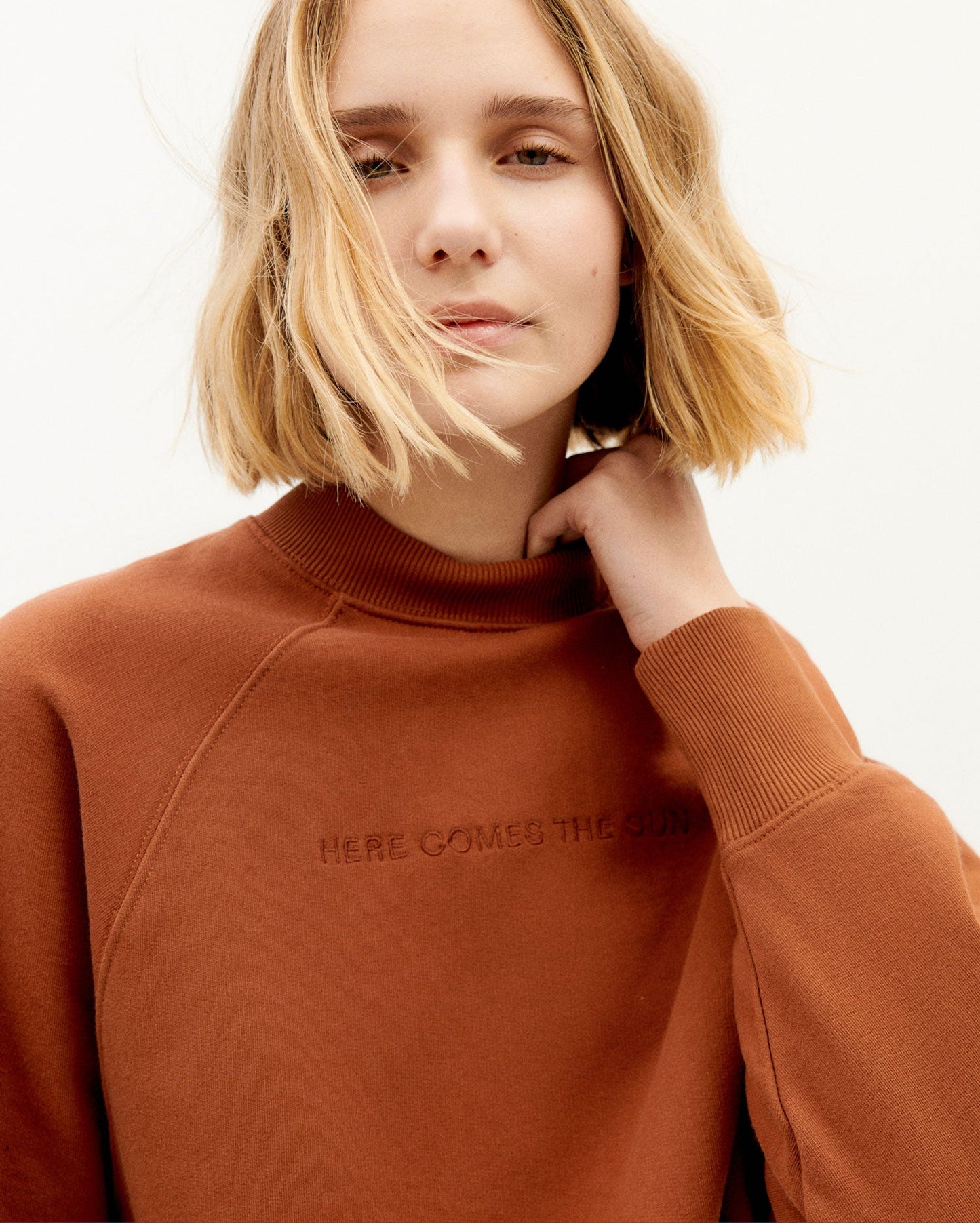 Sweat brodé en coton bio | Terracotta "here comes the sun new clay red sweat"