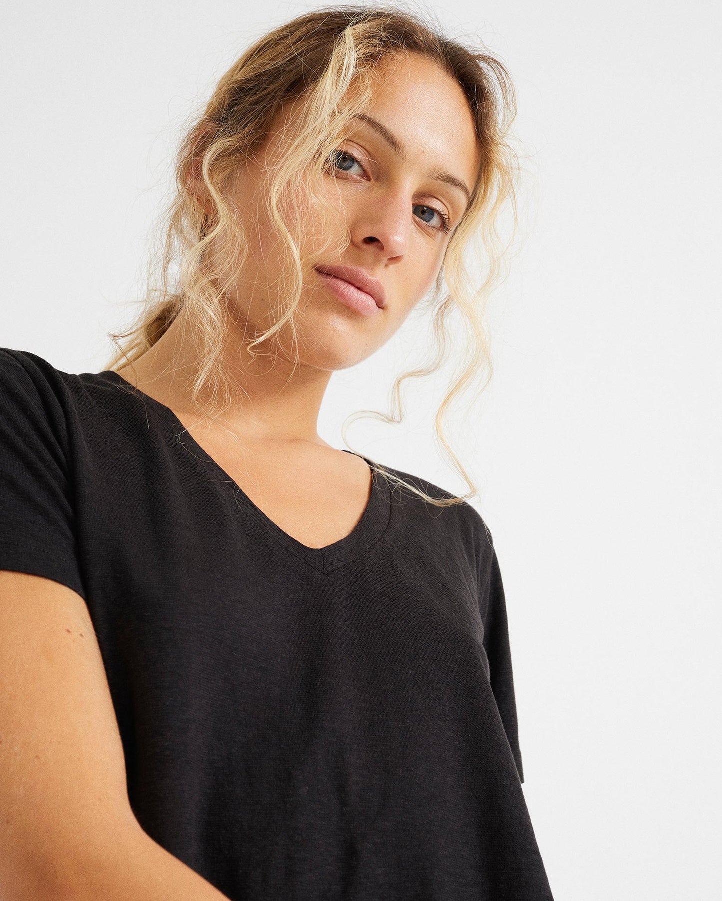 T-shirt col V noir en chanvre et coton bio - Hemp clavel