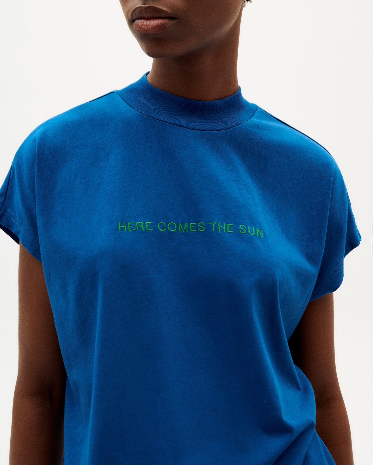 T-shirt brodé en coton bio | Bleu "here comes the sun klein t-shirt"