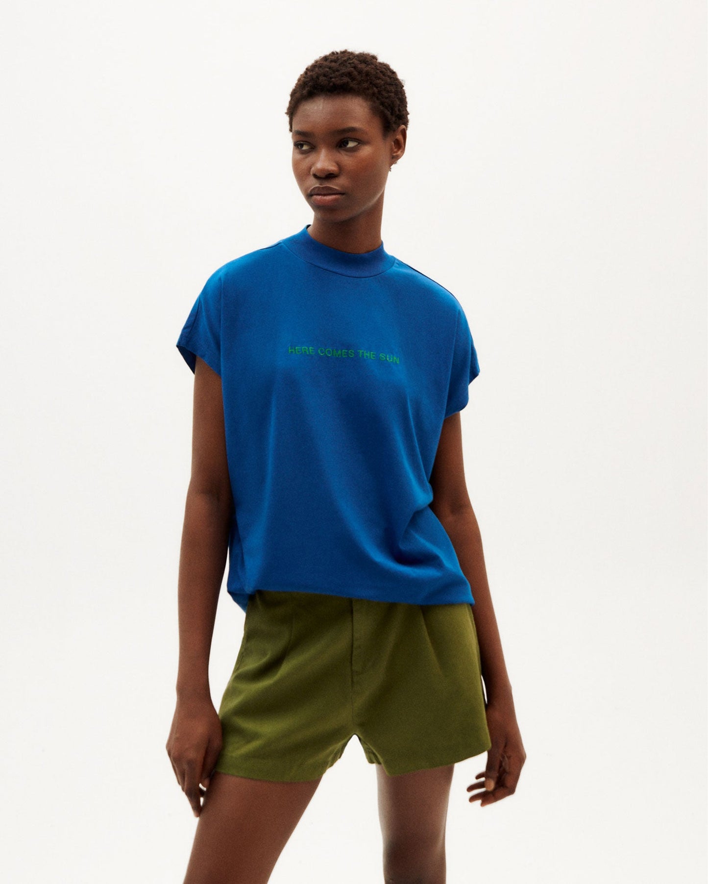 T-shirt brodé en coton bio | Bleu "here comes the sun klein t-shirt"