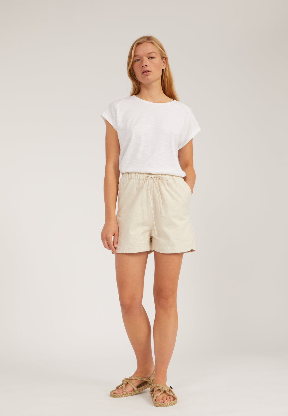 Short léger ample écru en coton bio et lin non teinté - XULIAA UNDYED