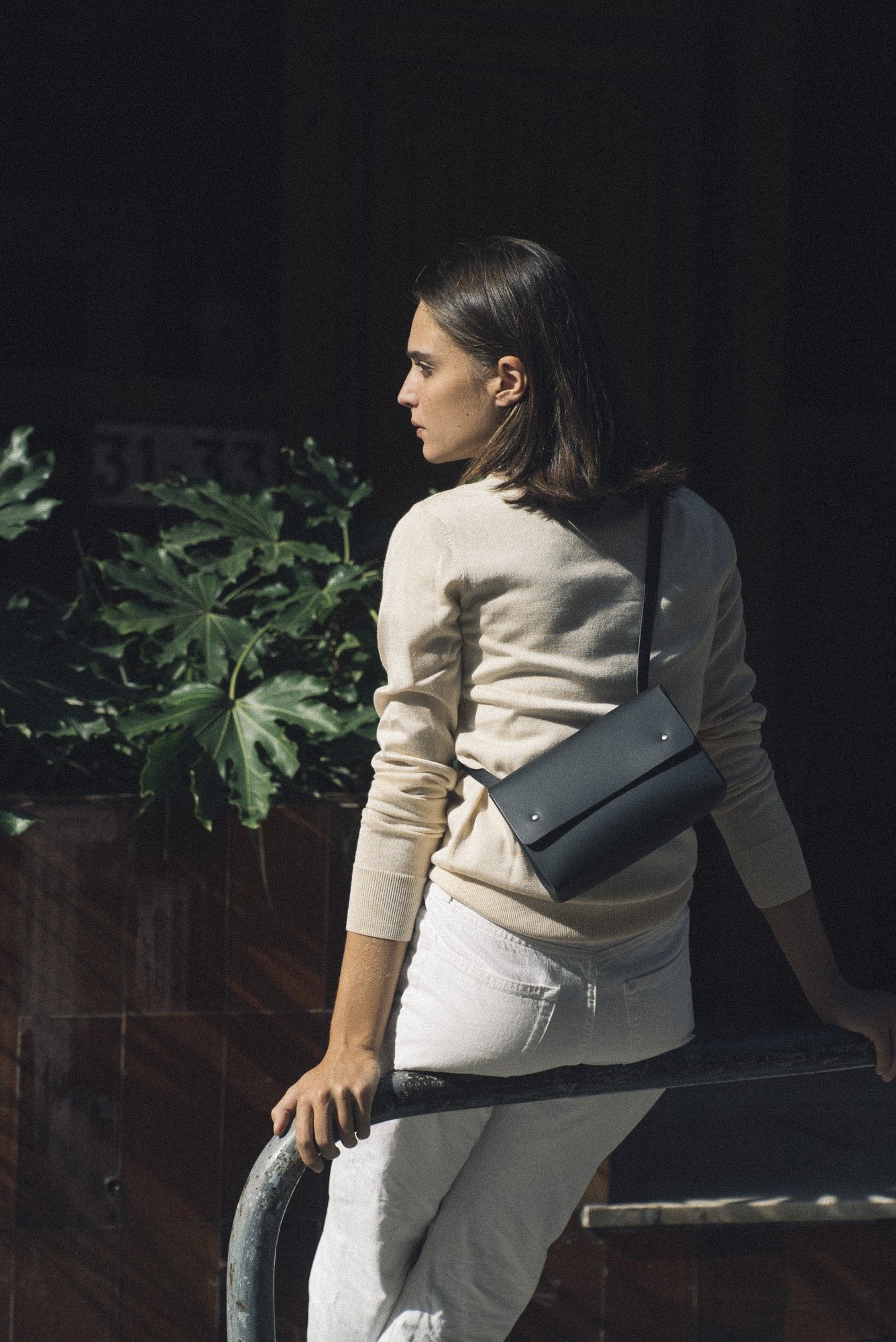 Sac noir en cuir recyclé - triangle bucket