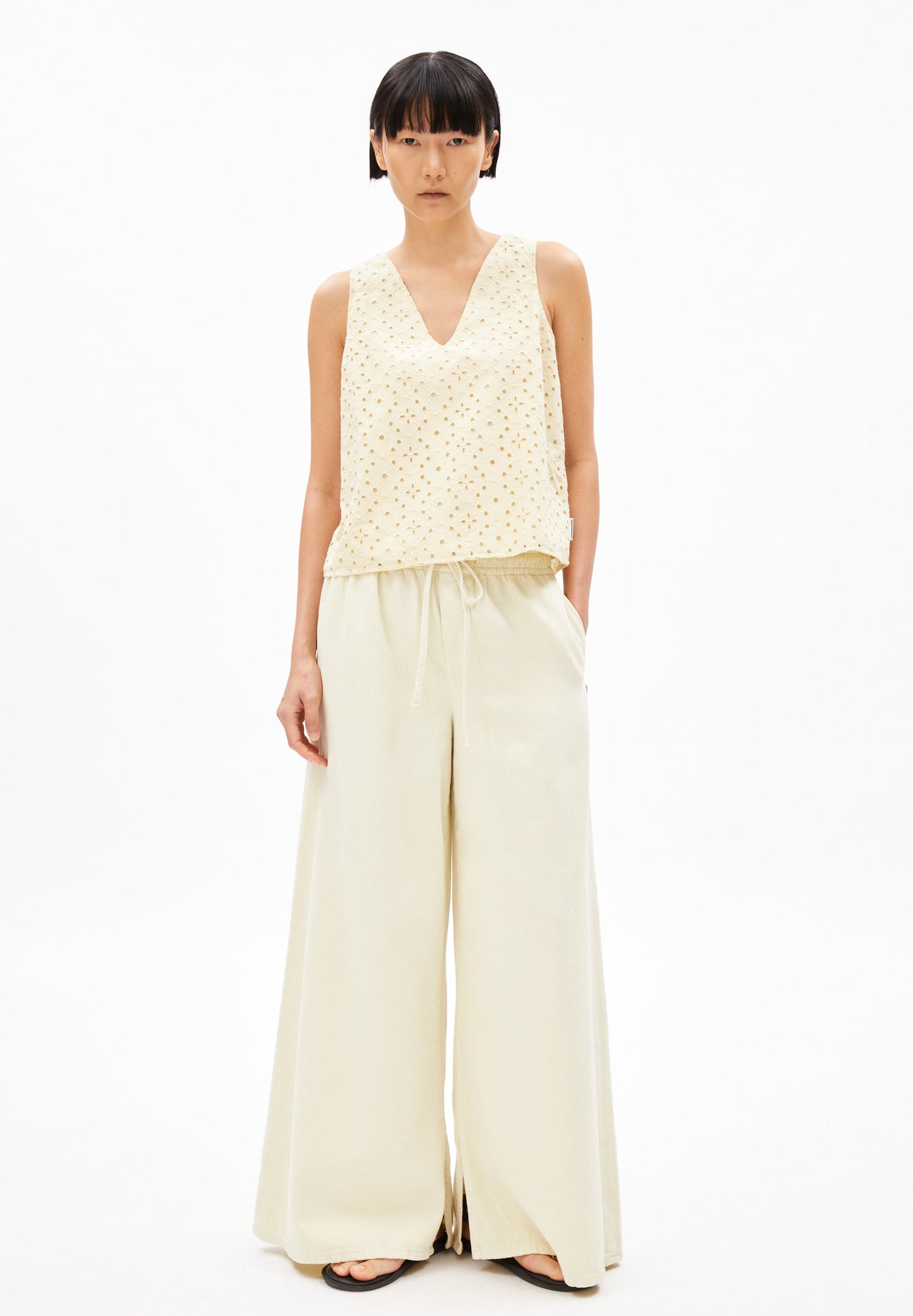 Top broderie anglaise en coton bio | écru "Yalinaa broidery - summer hay"