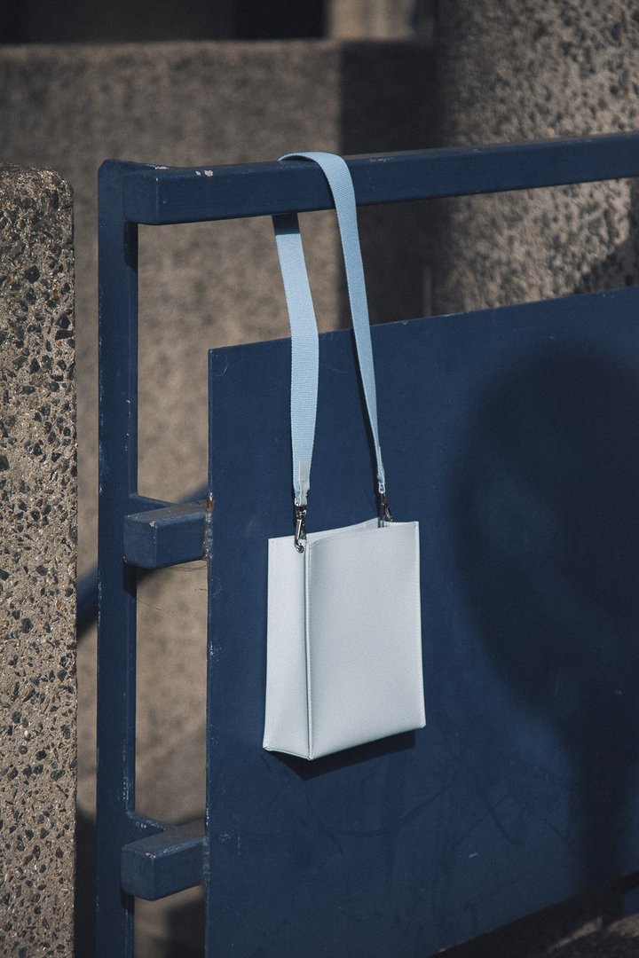 Sac bleu ciel en cuir recyclé - book bag