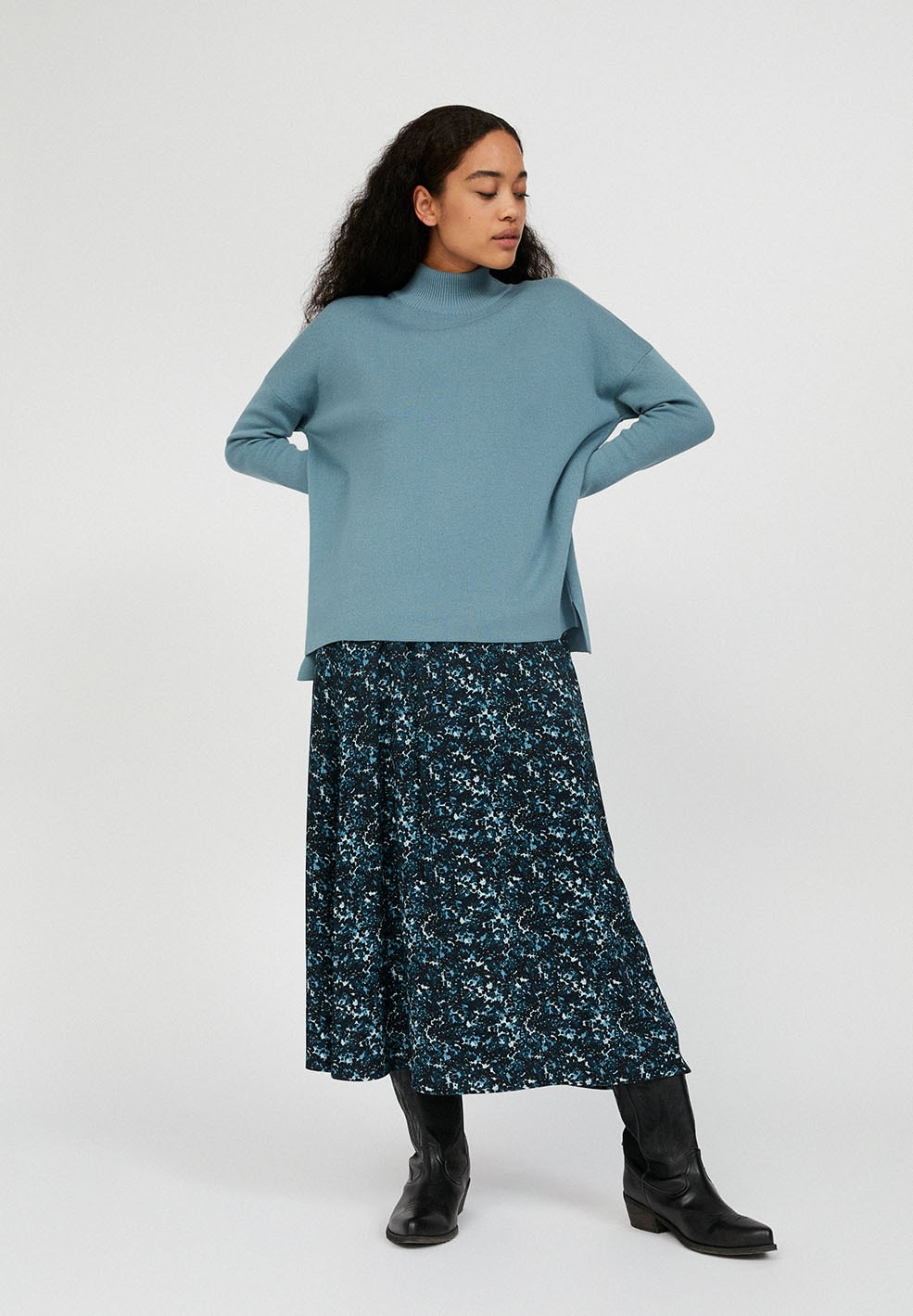 Pull ample à col cheminée bleu ciel en coton bio- YUNAA
